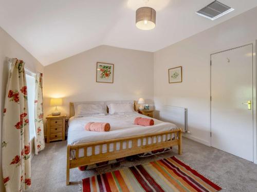 um quarto com uma cama grande num quarto em 8 bed in Cockermouth 82453 em Bridekirk