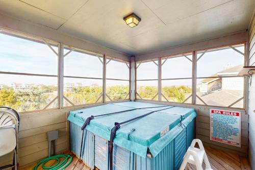 a room with windows and a large blue container at Nothern Comfort 85 in Waves