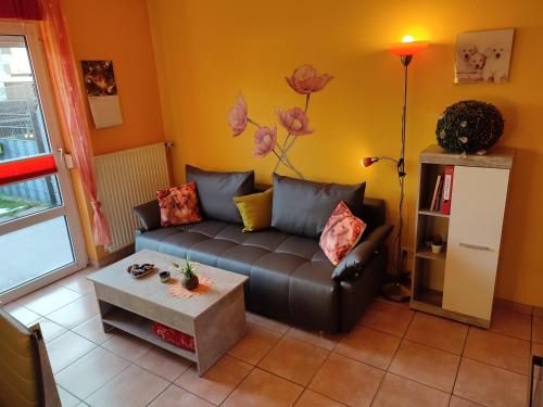 ein Wohnzimmer mit einem Sofa und einem Couchtisch in der Unterkunft Appartements Krüger in Hage