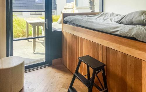 stołek w pokoju z łóżkiem i oknem w obiekcie De Duinparel w mieście Bergen aan Zee