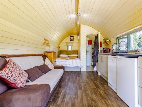een woonkamer met een bank in een tiny house bij 1 Bed in Hereford 81292 in Aconbury