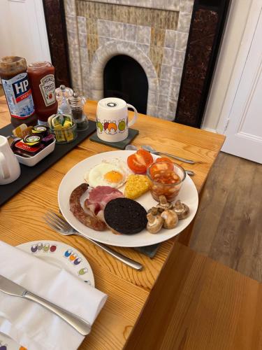 凯西克多莉维格宾馆的木桌上的一盘早餐食品