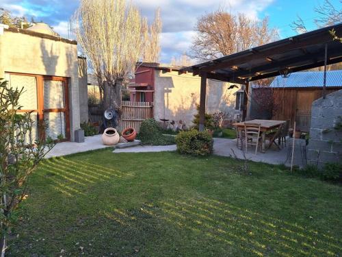 a backyard with a picnic table and a table at Sentidos Cardinales in Perito Moreno