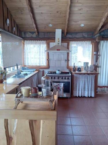a kitchen with a stove and a counter top at Sentidos Cardinales in Perito Moreno