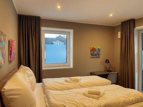 ein Hotelzimmer mit 2 Betten und einem Fenster in der Unterkunft Apartment Prinzessin Aphrodite - inkl Disney - Zimmerprinzen in Oldenburg