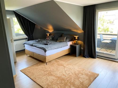 - une chambre avec un lit et une grande fenêtre dans l'établissement Apt Prinz Ernst August - Zimmerprinzen - Zentral, à Oldenbourg