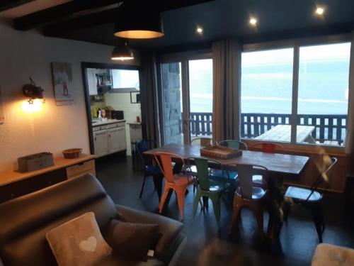 uma sala de estar com mesa e cadeiras e uma cozinha em Le petit coin de Montagne em Saint-Lary-Soulan