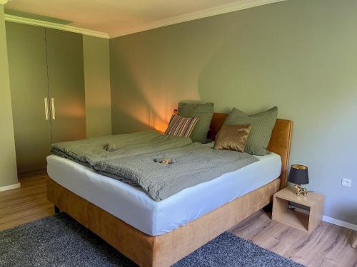 1 dormitorio con 1 cama en una habitación con paredes verdes en Apartment Prinz Leopold - Zentral - Zimmerprinzen, en Oldenburg