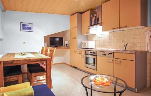 Kuchyňa alebo kuchynka v ubytovaní Awesome Apartment In St, Gallenkirch With 3 Bedrooms And Wifi