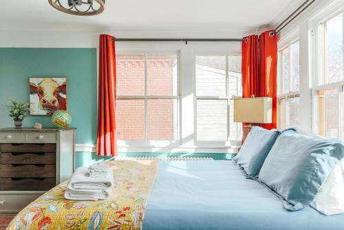 Кровать или кровати в номере The Shenandoah Suite