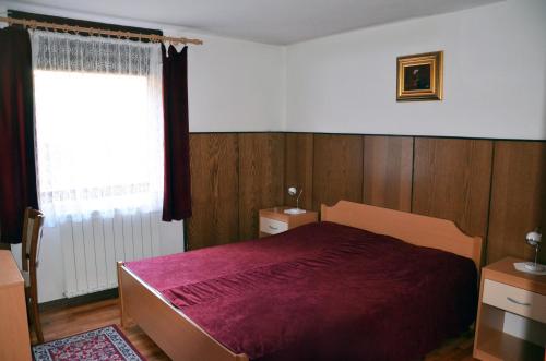 Un dormitorio con una cama grande y una ventana en Apartments Lenardic, en Bled