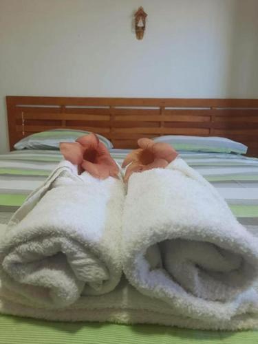 a bed with white towels on top of it at Casa Villa Mariah - São Miguel dos Milagres - PATACHO, PORTO DE PEDRAS in Pôrto de Pedras