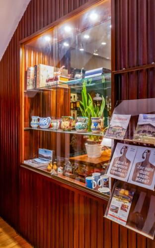 a display window of a coffee shop with food at Hotel Alcazar Irun in Irún