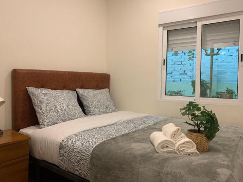 um quarto com uma cama com toalhas em Apartamento familiar 3 habitaciones Alcala em Madri