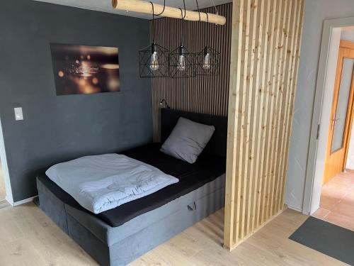 - un petit lit dans un coin de chambre dans l'établissement Apartment am Schloss, à Lohr