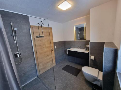 ein Bad mit einer Dusche, einem WC und einem Waschbecken in der Unterkunft Apart Madeleine in Sankt Leonhard im Pitztal