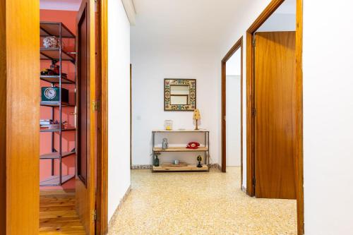 einen Flur mit einer Tür, die in ein Zimmer führt in der Unterkunft Apartament el Llac in Puigcerdà