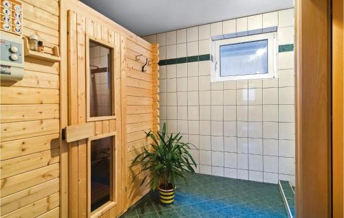 グロースアルルにあるStunning Apartment In Grossarl With 2 Bedrooms And Saunaの窓と鉢植えの植物のあるバスルーム