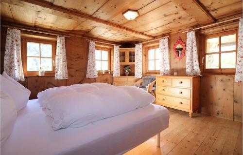 - une chambre avec un lit blanc et des murs en bois dans l'établissement Gorgeous Home In Sankt Sigmund With Sauna, à Gries im Sellrain