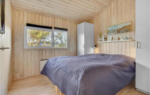 ロンストラップにあるStunning Home In Hjrring With Saunaのベッドルーム1室(ベッド1台、窓付)