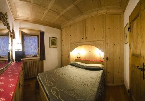 1 dormitorio con 1 cama en una habitación de madera en Villa Lucente, en Alvera