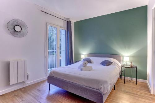 Un dormitorio con una cama con un osito de peluche. en Le Petit Nid - Montigny en Montigny-le-Bretonneux