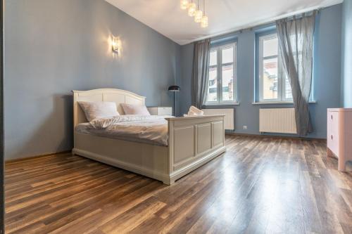 เตียงในห้องที่ Żwirki i Wigury Comfort Apartment