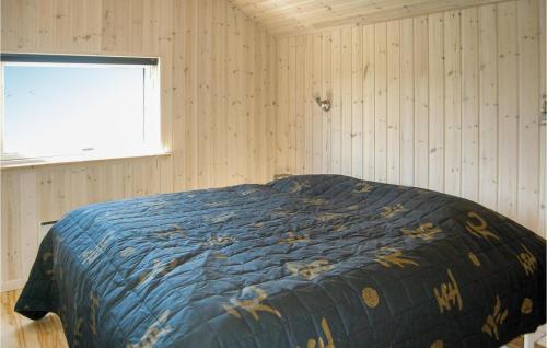 KramnitseにあるAwesome Home In Rdby With Saunaの窓付きの部屋にベッド付きのベッドルーム1室があります。