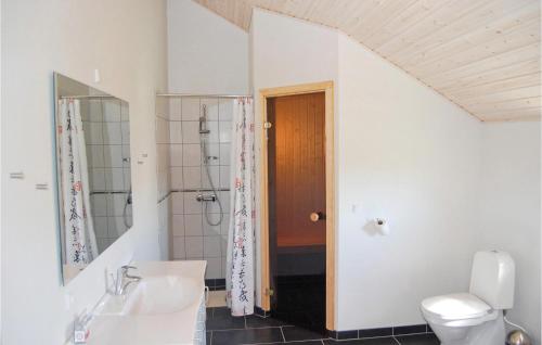 y baño con aseo, ducha y lavamanos. en Amazing Home In Rdby With 4 Bedrooms, Sauna And Wifi, en Kramnitse
