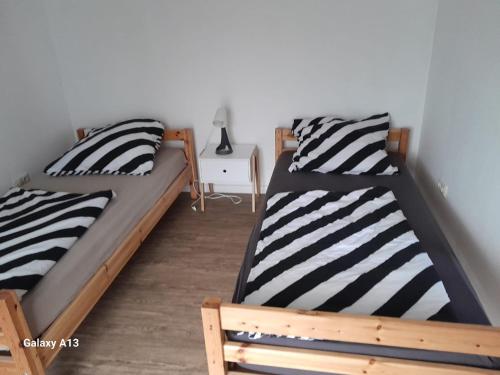 2 Etagenbetten in einem Zimmer mit einem Nachttisch in der Unterkunft gemütliche Gäste Suite im Herzen von Neumünster in Neumünster