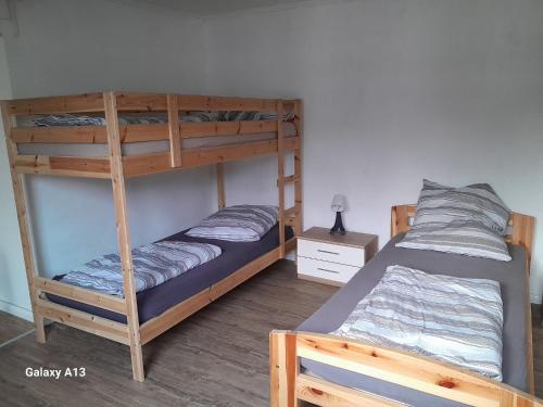 1 Schlafzimmer mit 2 Etagenbetten und 1 Bett in der Unterkunft gemütliche Gäste Suite im Herzen von Neumünster in Neumünster