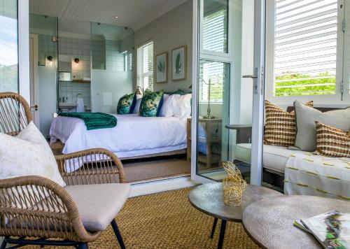 una camera con letto e un soggiorno di Collection Luxury Accommodation: 7 On Murray Apartment 7 a Stellenbosch