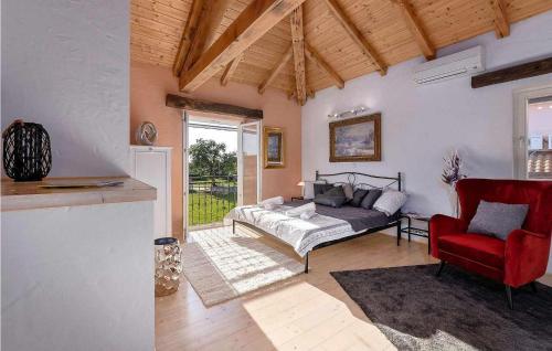 - une chambre avec un lit et une chaise rouge dans l'établissement Casa Vivo, à Labinci
