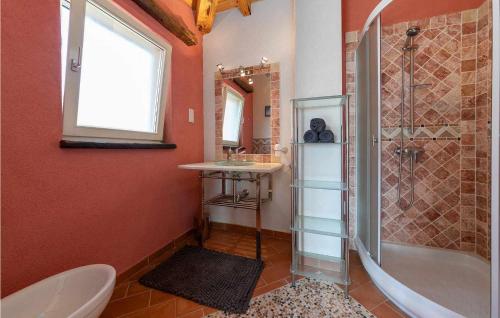 La salle de bains est pourvue d'une douche, d'un lavabo et d'une baignoire. dans l'établissement Casa Vivo, à Labinci