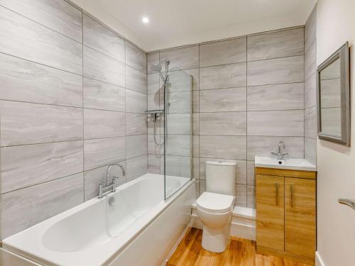 e bagno con vasca, servizi igienici e lavandino. di 2 Bed in Dartmoor 83841 a Ivybridge