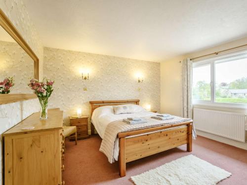 Un pat sau paturi într-o cameră la 3 Bed in Craster 82988