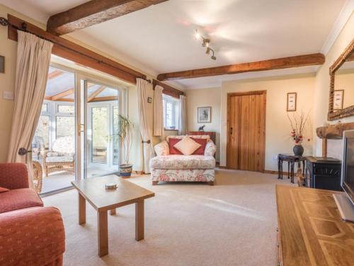 ein Wohnzimmer mit einem Sofa und einem Tisch in der Unterkunft 1 bed property in Appleby Cumbria SZ034 in Appleby