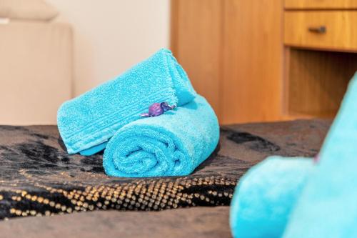 a blue towel sitting on top of a table at Studti 134 in Beuren