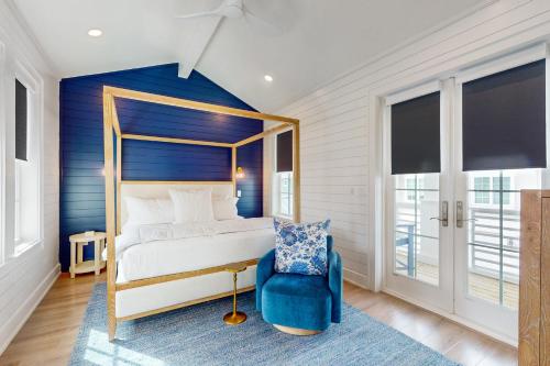 een slaapkamer met een bed en een muur met blauwe accenten bij A Shore Thing in Port Aransas