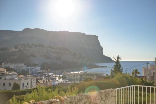 - une vue sur la ville, la montagne et l'océan dans l'établissement Entre Ciel et Mer Appartement Cassis, à Cassis