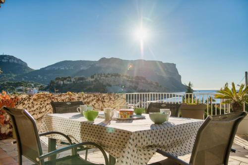 une table et des chaises avec vue sur l'océan dans l'établissement Entre Ciel et Mer Appartement Cassis, à Cassis
