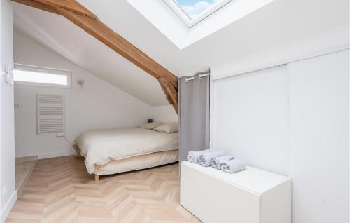 um quarto com uma cama e um tecto abobadado em 1 Bedroom Lovely Apartment In Esbly em Esbly