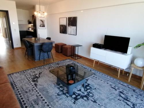 uma sala de estar com um sofá e uma mesa em CoZB em Bruges
