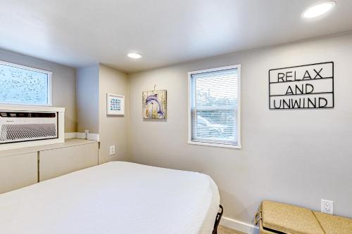 a bedroom with a bed and a tv at The Tiny Haven in Navarre