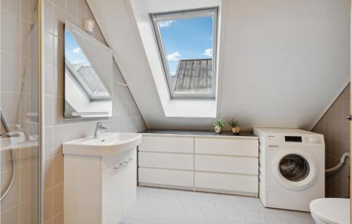 ボーゲンセにあるGorgeous Apartment In Bogense With Wifiのバスルーム(シンク、洗濯機付)