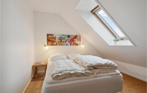 ボーゲンセにあるGorgeous Apartment In Bogense With Wifiのベッドルーム(ベッド付)1室(屋根裏部屋)