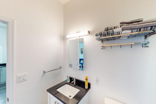 La salle de bains est pourvue d'un lavabo et d'un miroir. dans l'établissement Ocean Isles 50, à Marathon