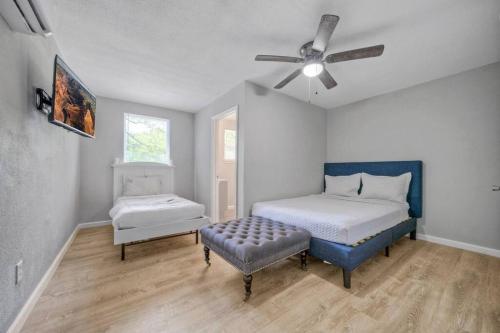 Schlafzimmer mit einem Bett und einem Deckenventilator in der Unterkunft Great Value Stay Near Tesla in Austin