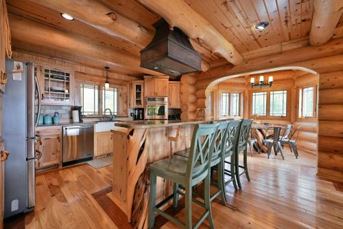 Kuchyň nebo kuchyňský kout v ubytování Osprey Lake Cabin home