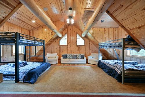 Postel nebo postele na pokoji v ubytování Osprey Lake Cabin home